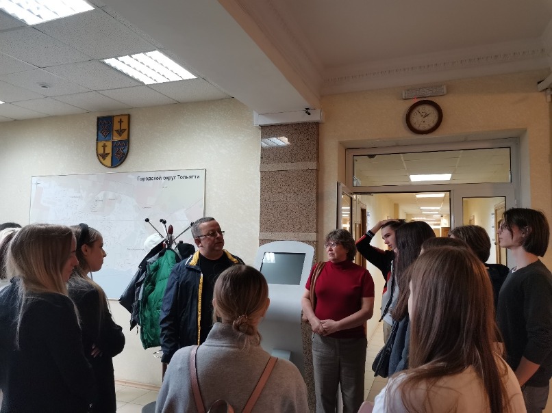 Депутат Владимир Бобров встретил школьников в холле