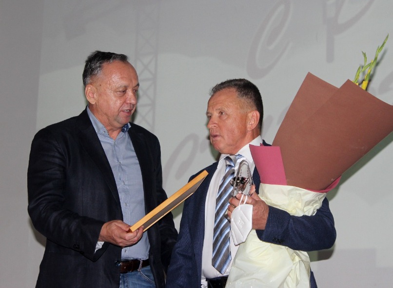 Награду за победу в конкурсе на лучший объект получает представитель Управления судебного департамента Самарской области.