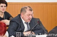 Если в стенах тольяттинской Думы обсуждаются проблемы коммунального хозяйства, то отчет перед депутатами держит заместитель мэра Владимир Иванов