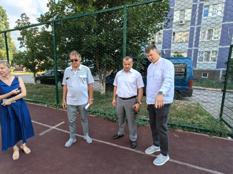 Члены Общественной палаты отметили необходимость своевременно проводить уборку территории спортплощадки. 