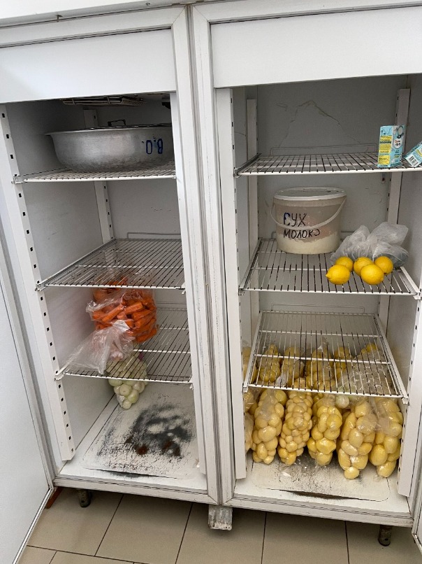 В холодильниках продукты разложены с соблюдением товарного соседства.