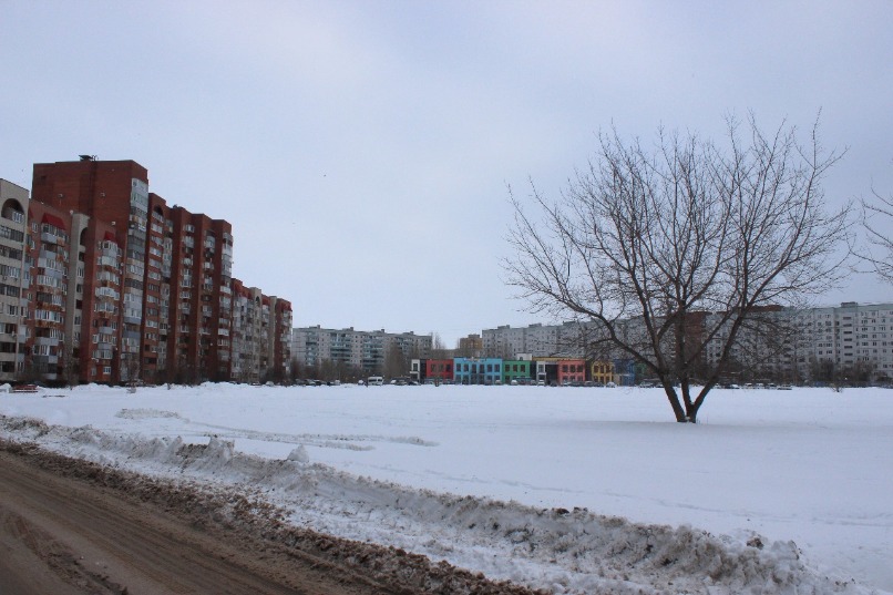 Зимой 2023 года участок под строительство школы был под снегом. 