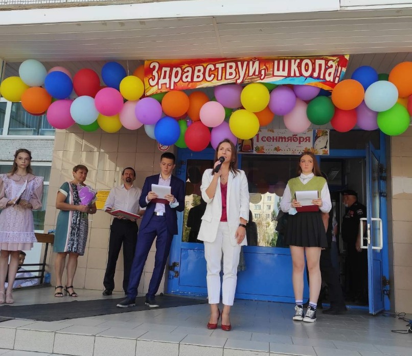 Заместитель председателя Думы г.о.Тольятти Ольга Сотникова выступила на линейке первого сентября.
