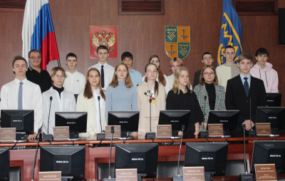 Активную гражданскую позицию и широкий кругозор продемонстрировали учащиеся школы №10 в ходе посещения Думы г.о. Тольятти