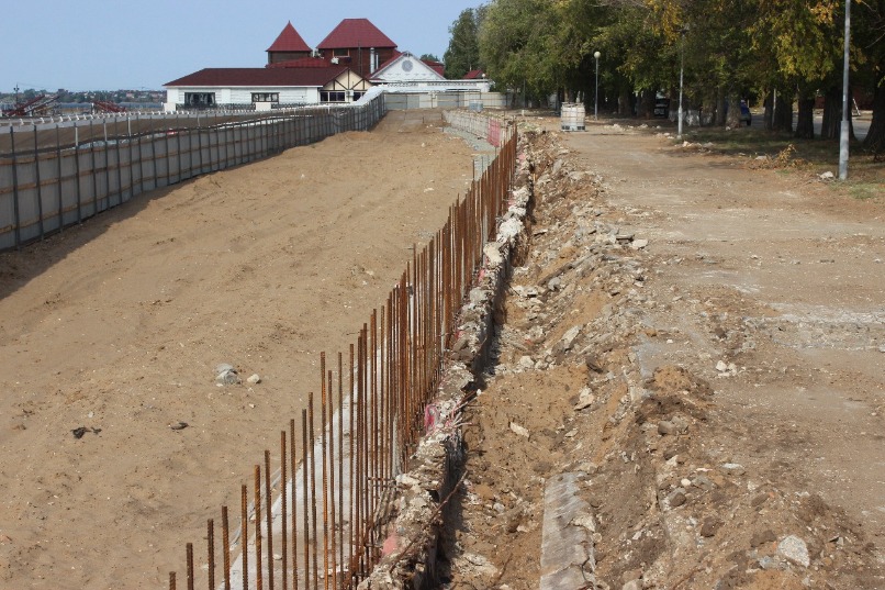 Старое основание набережной полностью убрали, идёт заливка свежего бетона. Фото сделано в сентябре 2021 года.