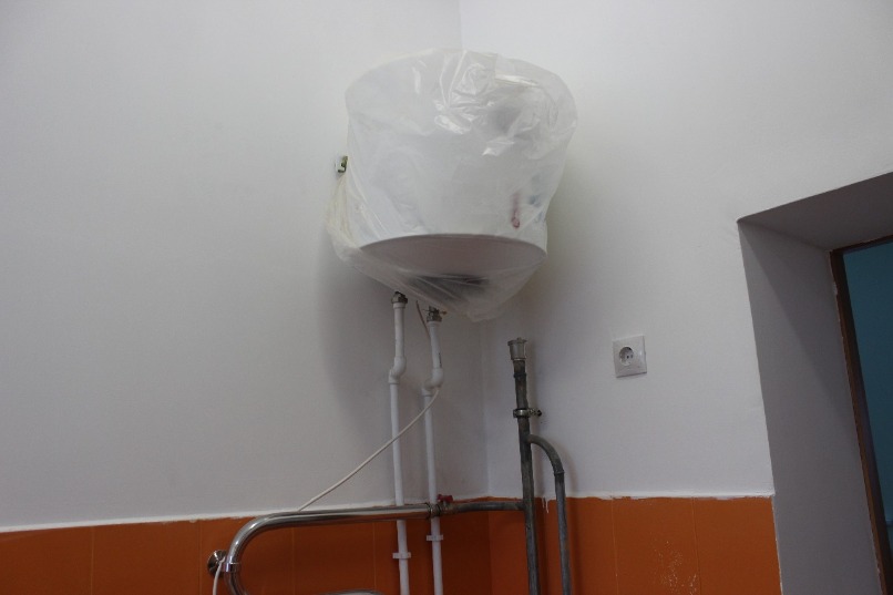 В санузлах установлены водонагреватели, чтобы всегда была горячая вода.