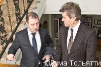 Вместе с руководителем аппарата мэрии Дмитрием Шевелевым действующий мэр поднимается в зал заседаний тольяттинского парламента