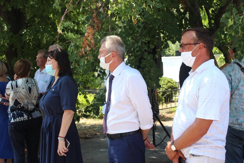 Депутат Дмитрий Микель и другие участники церемонии открытия памятника. 