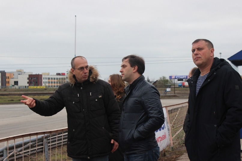 Директор ТСТК "Лада" Юрий Лёзин провёл экскурсию для гостей. 