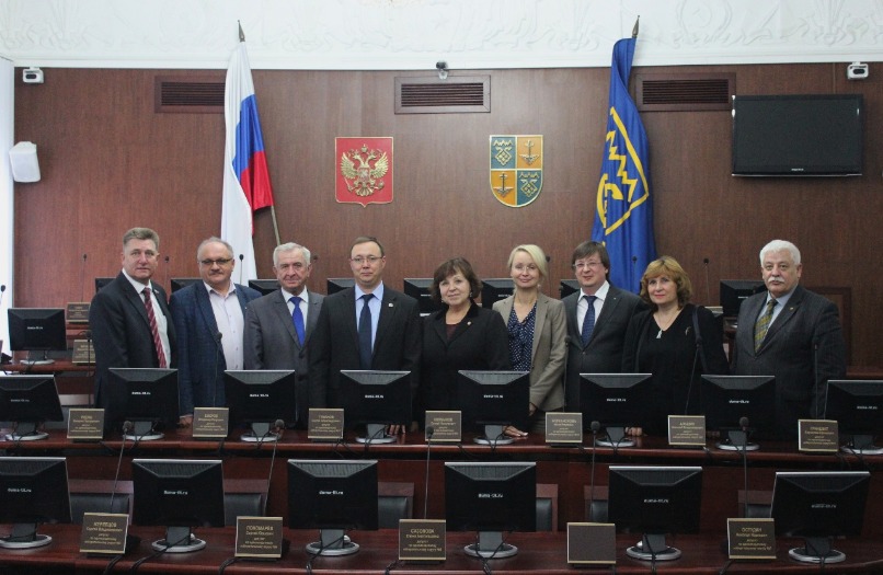 После того, как документ был скреплен подписями представителей сторон, участники мероприятия сделали коллективный снимок на память в зале заседаний Думы г.о. Тольятти.