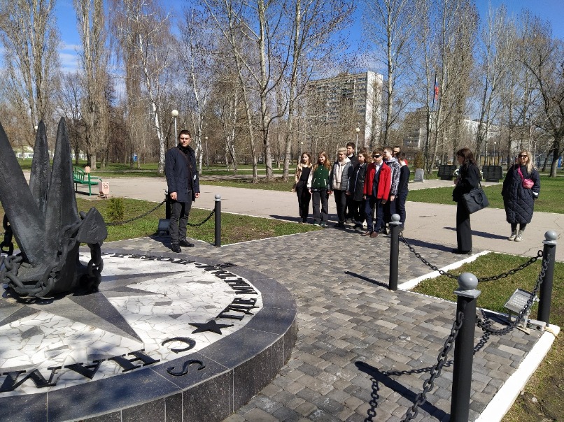 Юнармейцам-восьмиклассникам лицея №37 рассказали 22 апреля 2022 года о памятных знаках, установленных в Парке Победы Автозаводского района Тольятти.