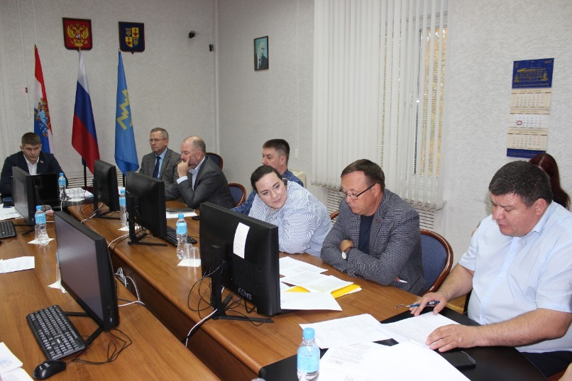 Рабочая обстановка в малом зале заседаний. 