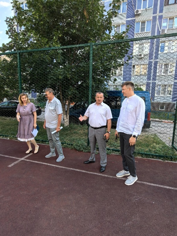 В 2020 году на Матросова, 16 была сделана гандбольная площадка. 