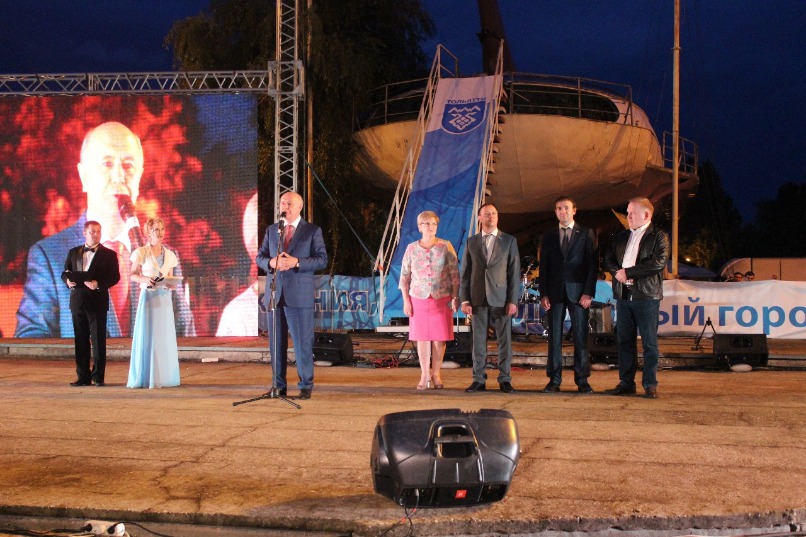Губернатор и председатель Думы г.о.Тольятти Дмитрий Микель также побывали на концертной площадке, где была организована праздничная программа для жителей Комсомольского района города