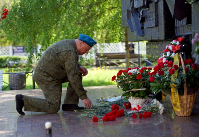 Юбилей Победы в Тольятти отметили возложением цветов и онлайн-флешмобами