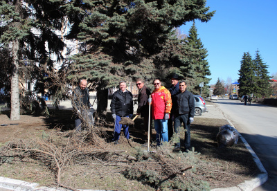 Депутаты и сотрудники аппарата провели генеральную уборку территории рядом с Думой г.о. Тольятти