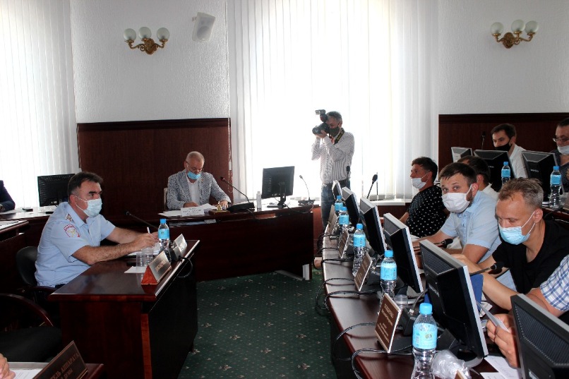 Полковник Хейрулла Ахмедханов, ведущий заседания Юрий Сачков и депутаты Дмитрий Колотурин, и Георгий Акоев.