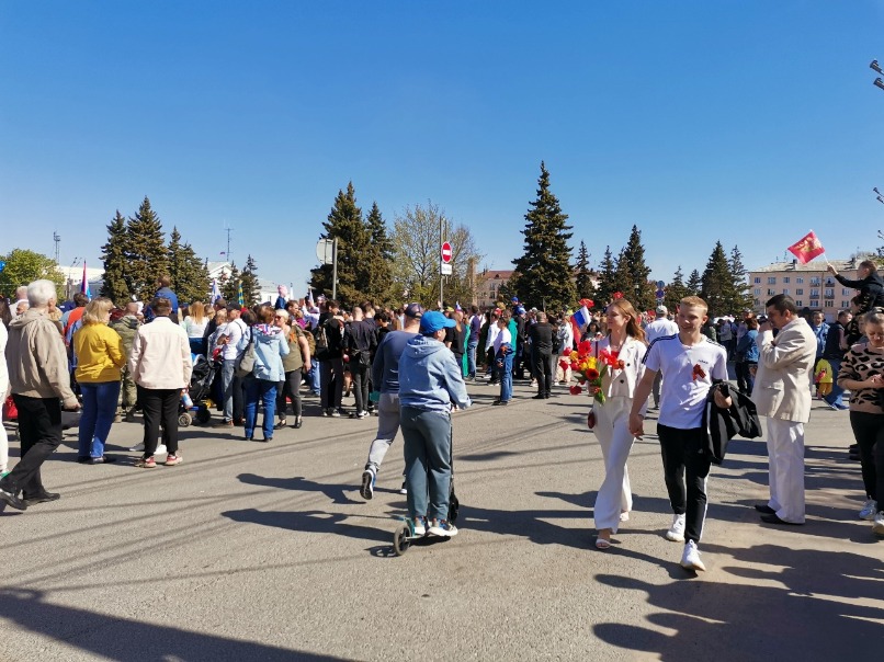 Тольяттинца пришли посмотреть на парад на Площади Свободы