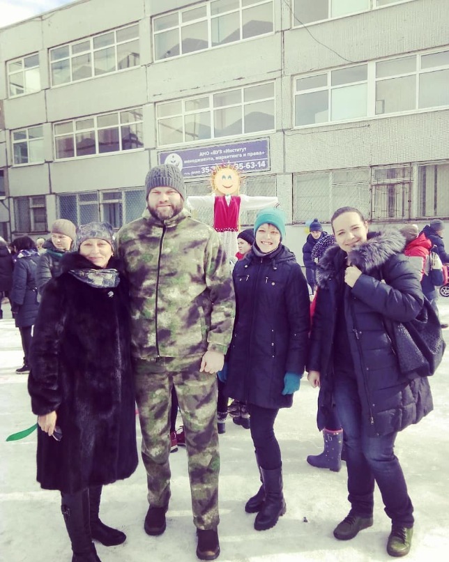 Депутаты Татьяна Никонорова и Павел Турков на празднике по случаю проводов зимы.