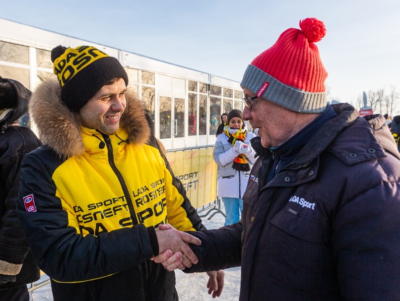 Председатель Думы г.о. Тольятти Николай Остудин с будущим победителем гонки Владимиром Шешениным.