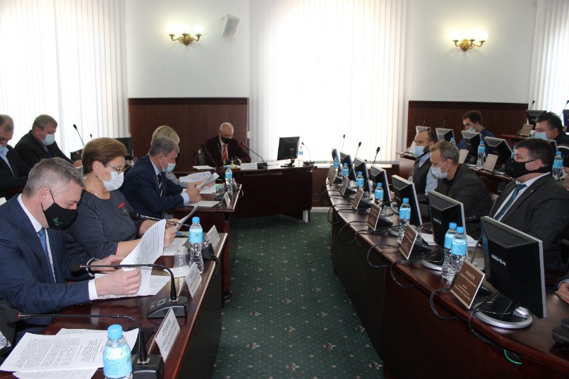Собрание депутатов провёл первый заместитель председателя Думы г.о. Тольятти Юрий Сачков.