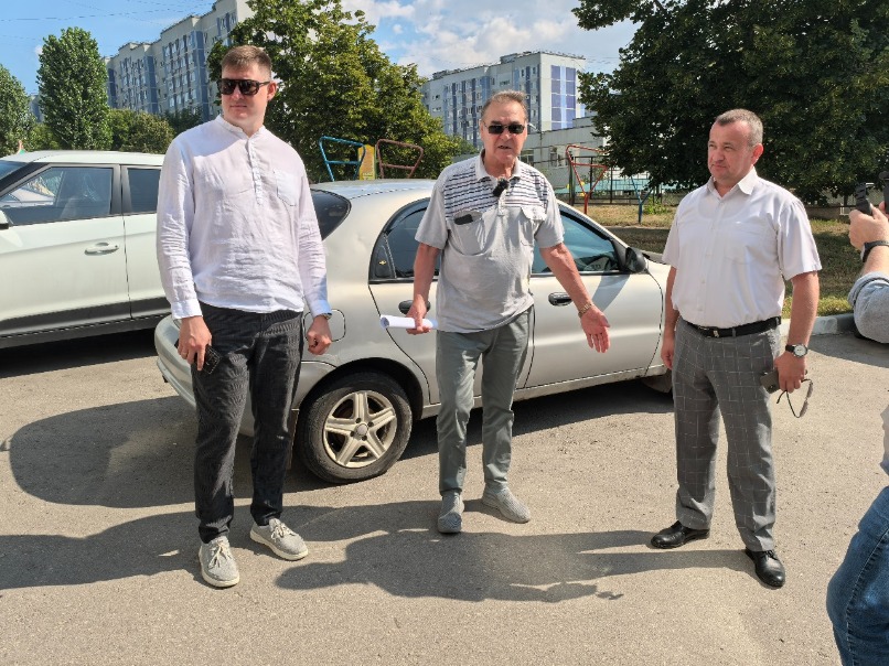 Матросова, 12. Здесь расширяли проезд в 2019 году. Этот адрес относится к округу депутата Вадима Гребенькова. 