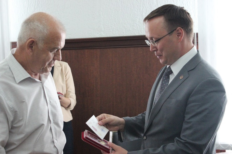 Председатель Думы г.о. Тольятти Дмитрий Микель вручает медали «Куйбышев – запасная столица»