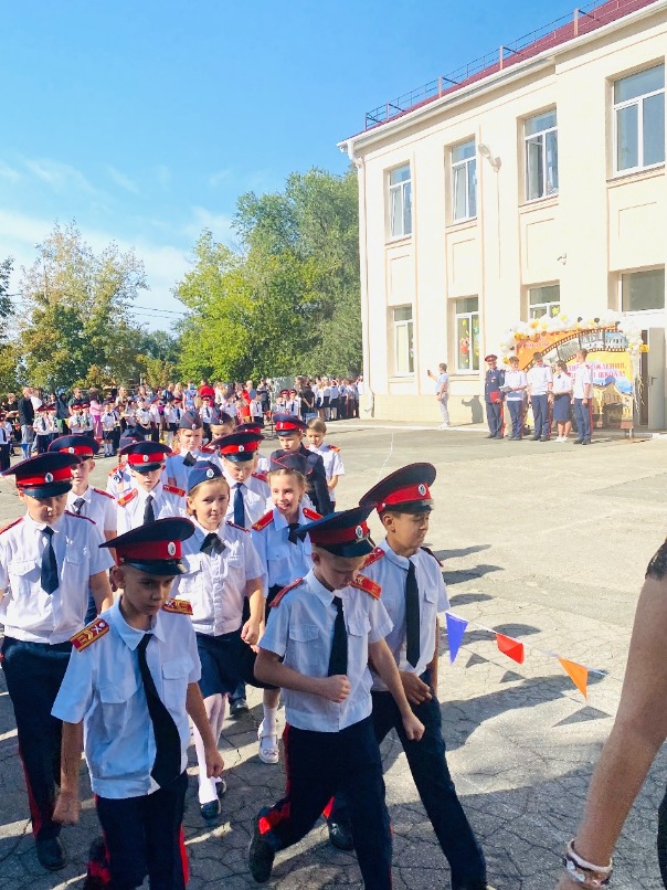 Нарядные и радостные школьники пришли на праздник знаний в Портпоселке. 