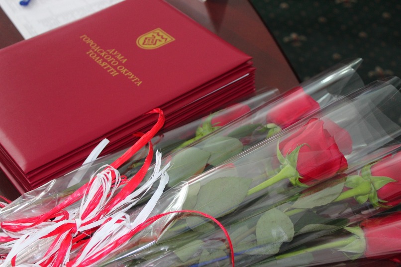 На заседании Думы были вручены Почётные грамоты Зампредседателя Думы г.о. Тольятти работникам Волжского Автозавода и нескольким отличившимся сотрудникам аппарата городской Думы.