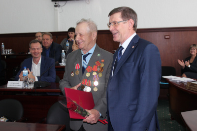 Заслуженному ветерану вручена награда представительного органа Тольятти 
