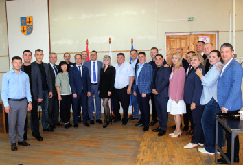 Депутаты получили удостоверения об избрании в городской парламент