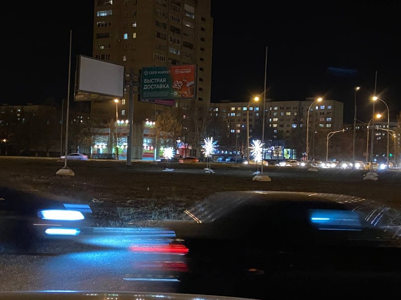 Иллюминация на кольцевой развязке улиц Ворошилова и Свердлова.