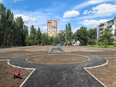 Будущий сквер приковывает любопытные взгляды прохожих