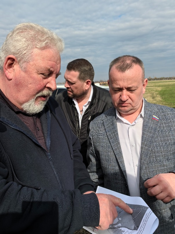 Депутат Вадим Гребеньков смотрит карту с планируемыми местами для размещения крематория