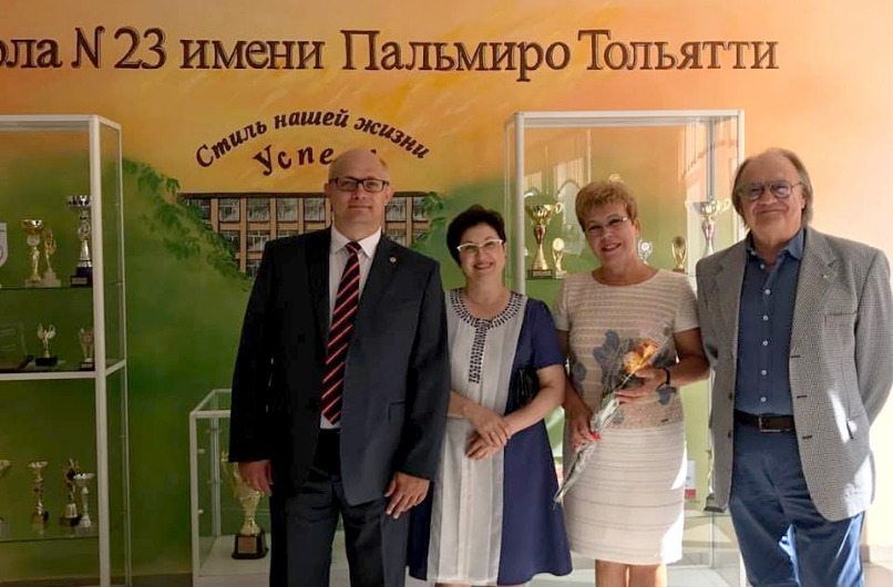 Депутат Максим Васильев посетил 1 сентября школу №23 имени Пальмиро Тольятти вместе с консулом Италии Джангуидо Бреддо.