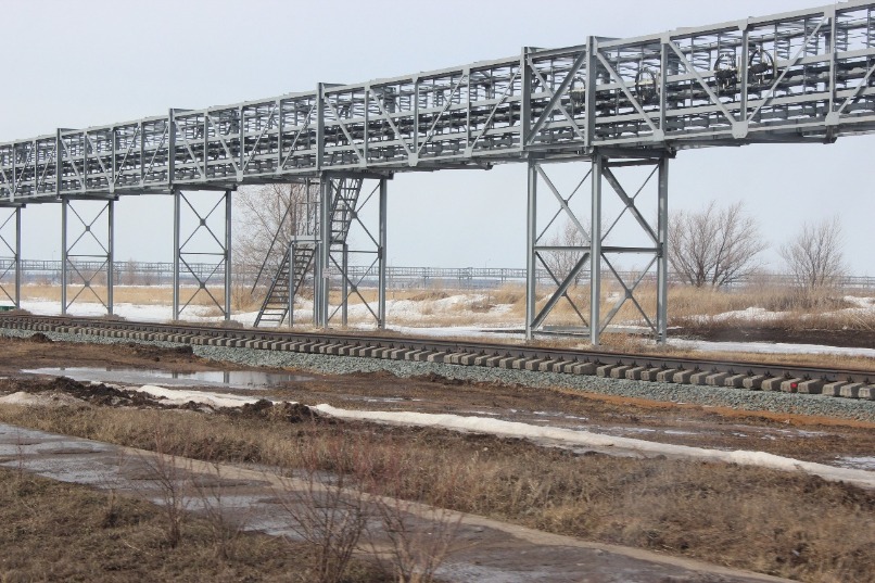 Строительство железной дороги в ОЭЗ не прекращалось даже зимой.