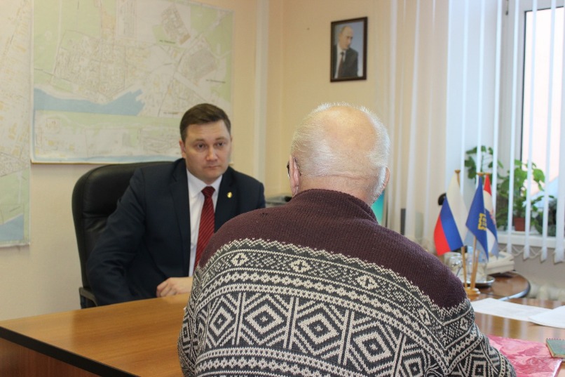 Заместитель председателя Думы Тольятти Евгений Архангельский ведёт приём граждан.