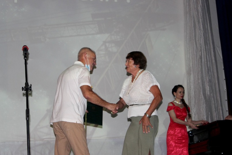 Почётный диплом Думы г.о. Тольятти вручен ветерану КГС Галине Горовой.