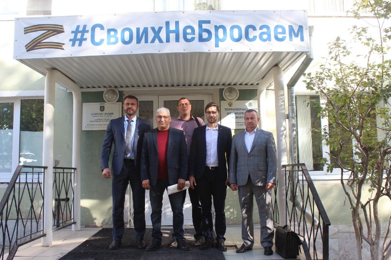 Депутаты после вручения удостоверений в ТИК Комсомольского района, 2023 год.