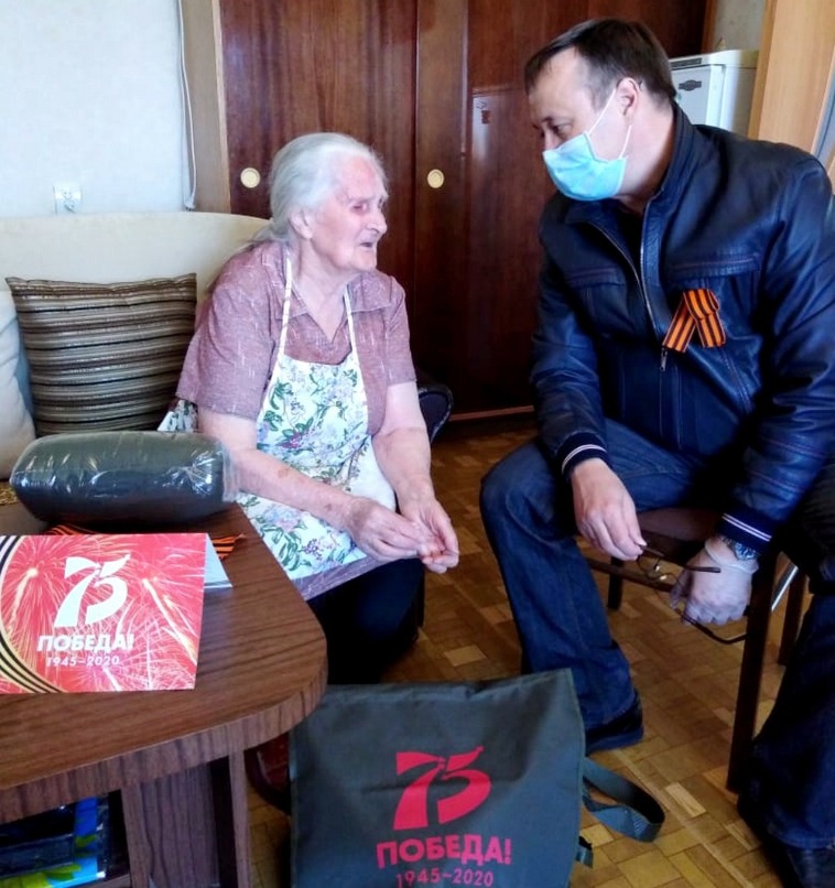 Депутат Дмитрий Микель передал памятный подарок и побеседовал с ветеранами.