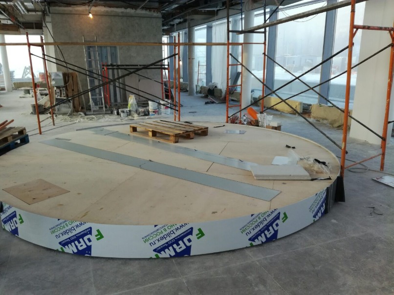 Рабочие в феврале 2020 года смонтировали внутри выставочного зала вращающийся подиум.