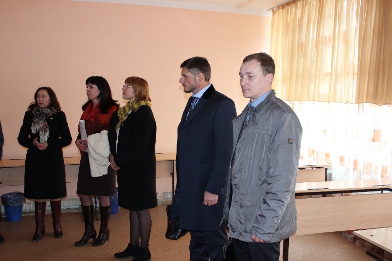 Депутаты Ирина Сафронова, Алексей Степанов, Артем Анисимов осматривают помещения для учебных занятий.