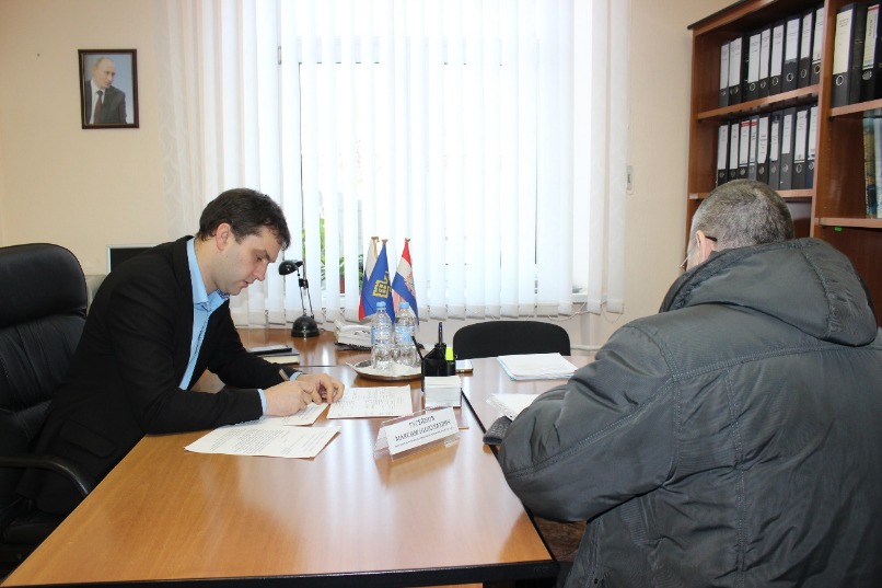 Приём граждан ведёт председатель комиссии по городскому хозяйству Думы г.о. Тольятти Максим Гусейнов.