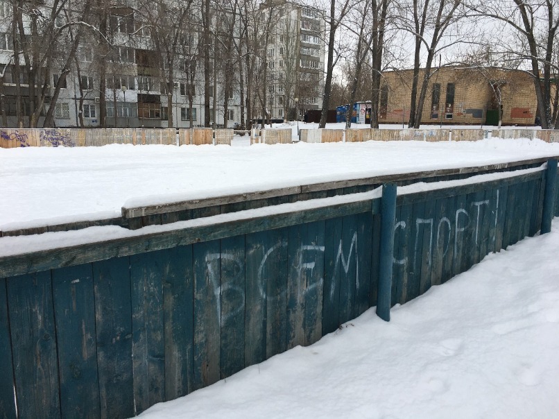 Корт между домами 57 и 59 на Московском проспекте на момент осмотра не был очищен от снега.