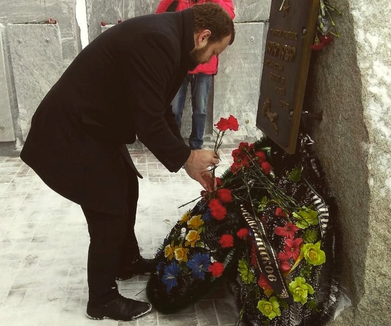 Цветы в память о погибших в Афганистане в этот день возлагали в Автозаводском и Центральном районах Тольятти.