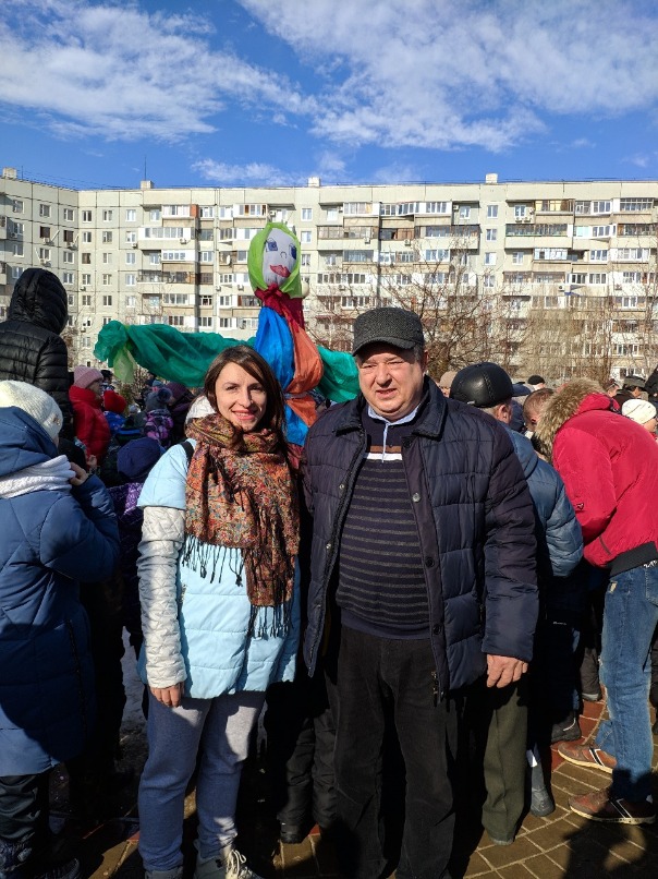 Зампредседателя Думы Ольга Сотникова и депутат Владимир Краснов на празднике в 19 квартале.