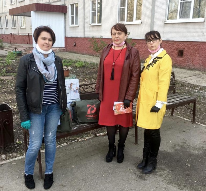 Депутат Надежда Макарчук и её помощницы навестили ветеранов на округе и поздравили их с наступающим праздником.