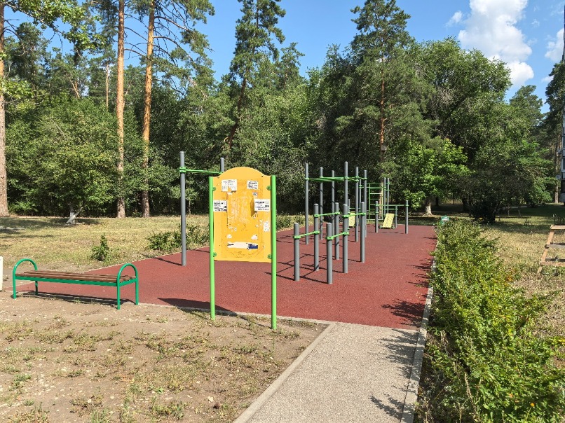 Между домами 21 и 23 по ул. Лизы Чайкиной находится эта спортивная площадка. 