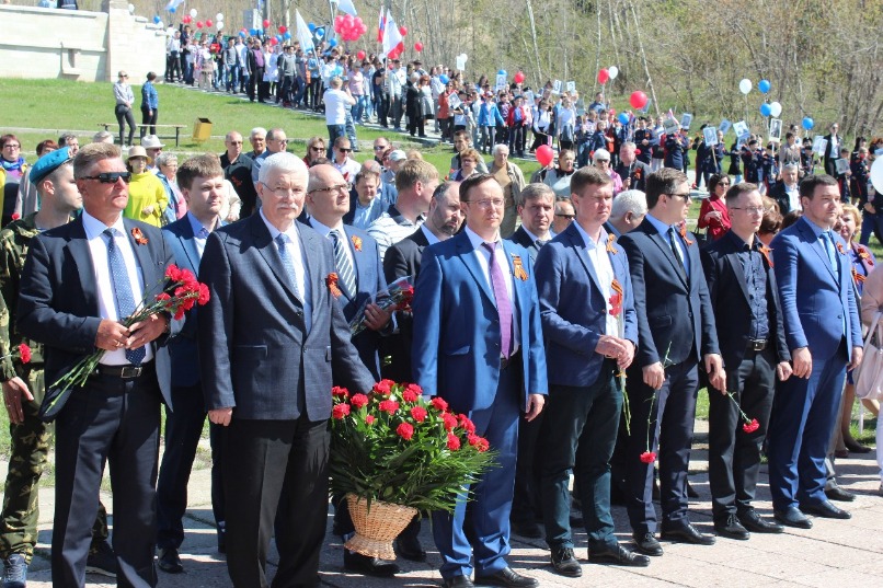 Сотни студентов и школьников участвовали 8 мая вместе с ветеранами ВОВ и депутатами Думы г.о. Тольятти в торжественном митинге под названием "Преемственность поколений".