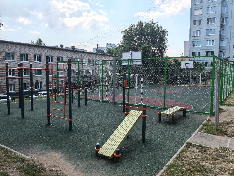 На Коммунистической, 45 сразу две площадки по соседству. 